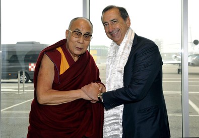 Il sindaco di Milano Giuseppe Sala incontra il Dalai Lama, in un'immagine tratta dal suo profilo Facebook (ANSA)