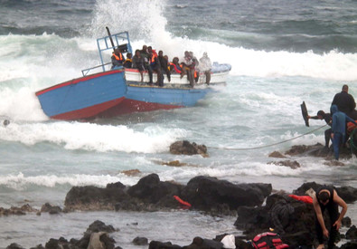 Migranti: naufragio gommone, si temono decine dispersi (ANSA)