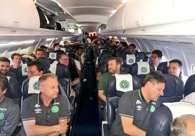 La squadra di calcio brasiliana Chapecoense a bordo dell'aereo prima della tragica sciagura aerea in Colombia -DA TWITTER (ANSA)