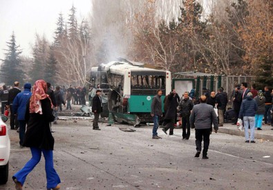 Turchia, autobomba a Kayseri: 13 morti e 48 feriti (ANSA)