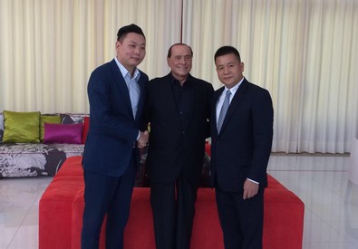 Silvio Berlusconi con Han Li (a sinistra) e Yonghong Li (a destra) (ANSA)