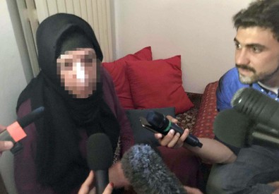 La madre del terrorista italo marocchino parla con i giornalisti (ANSA)