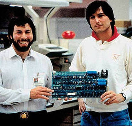 Steve Jobs e Steve Wozniak con la scheda madre del primo Apple © Ansa