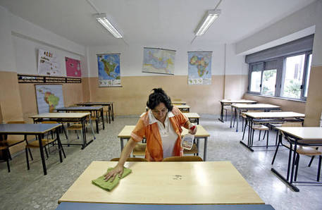 Una bidella pulisce un'aula in un liceo di Roma in una foto d'archivio. ANSA/ALESSANDRO DI MEO © ANSA
