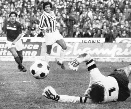 Il portiere della Juventus, Dino Zoff (D), respinge un tiro di un giocatore del Torino, sotto lo  sguardo attento di Gaetano Scirea nel derby vinto dai bianconeri per 1-0 allo stadio Comunale di  Torino, 21 novembre 1982 © ANSA 