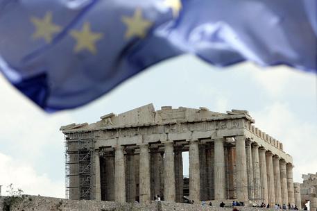 La bandiera dell'Ue sventola sul Partenone (foto: ANSA )