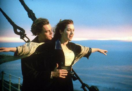 Leonardo Di Caprio e  Kate Winslet in una scena di Titanic © ANSA 