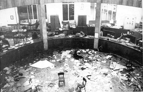 Il luogo dell'esplosione della bomba nel salone della Banca Nazionale dell' Agricoltura a Milano il  12 dicembre 1969 © ANSA