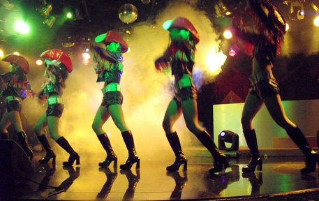 Danzatrici in un night club © ANSA 