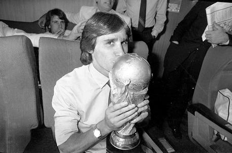 Bruno Conti bacia la Coppa del Mondo vinta nel 1982 © ANSA