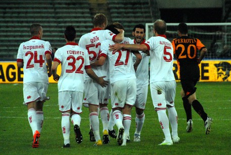 L'esultanza dei giocatori del Bari dopo il gol dell'1-0 in Bari-Roma del primo maggio 2011 (foto: ANSA )
