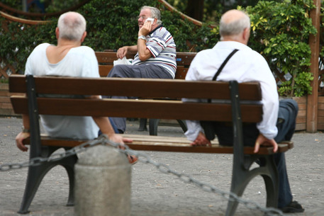 Tre anziani seduti sulle panchine dei giardini pubblici a Napoli in una foto d'archivio © ANSA 