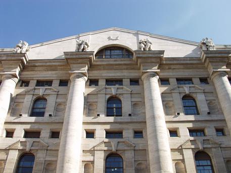 Una immagine dell'esterno del palazzo della Borsa di Milano © ANSA 