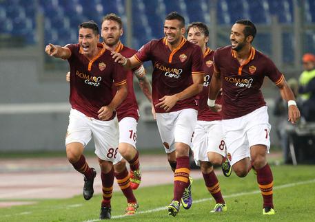 Marco Borriello esulta dopo aver segnato il gol dell'1-0 per la Roma contro il Chievo il 31 ottobre 2013 © ANSA 