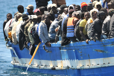 Foto d'archivio di un barcone di migranti © ANSA 