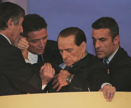 Il leader di Forza  Italia, Silvio Berlusconi, mentre viene sorretto dal sindaco di Catania Umberto Scapagnini dopo essere stato colto da un malore durante il suo intervento dal palco del  convegno di Montecatini, nel novembre 2006 © ANSA 