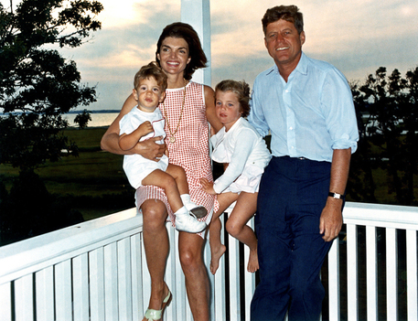 4 agosto 1962, il presidente Kennedy, con la moglie Jacqueline e i due figli Caroline e John jr a Hyannis Port © ANSA 