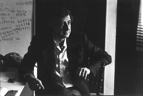 Franco Basaglia nel suo studio, in una foto del 1979 © ANSA