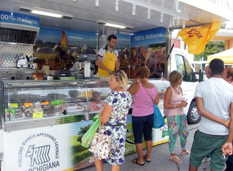 Crisi: boom' cibo strada', 73% italiani comprano piadina, hot dog © ANSA 
