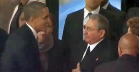 La storica stretta di mano fra Barack Obama e Raul Castro durante la commemorazione di Nelson Mandela © ANSA 