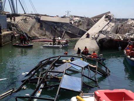 Al porto di Genova la portacontainer Jolly Nero si schianta contro la torre dei piloti, che  crolla; 9 morti (archivio) © ANSA 