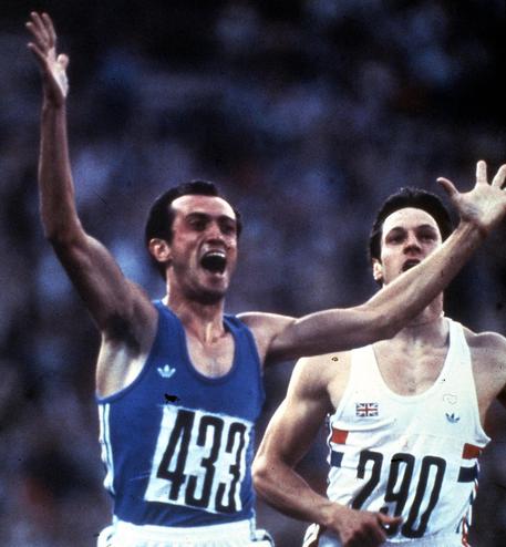 Pietro Mennea esulta durante le Olimpiadi di Mosca del 1980. Il 28 luglio Mennea vince l'oro nei 200  metri con il tempo di 20''29 © ANSA