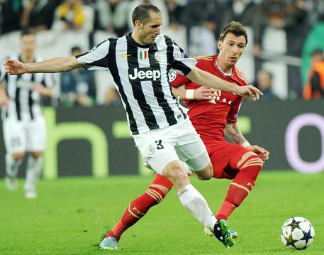10 aprile 2013: Giorgio Chiellini contro Mario Mandzukic allora al Bayern Monaco © ANSA 