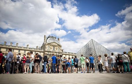 Parigi, Folla in fila al Louvre © EPA