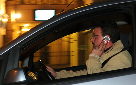 Lotta dura a smartphone al volante in Gran Bretagna © ANSA