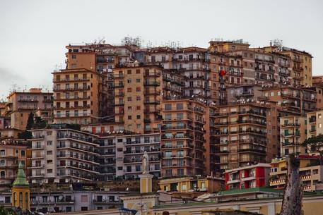 Uno scorcio di palazzi sulla collina di Posillipo a Napoli © ANSA 