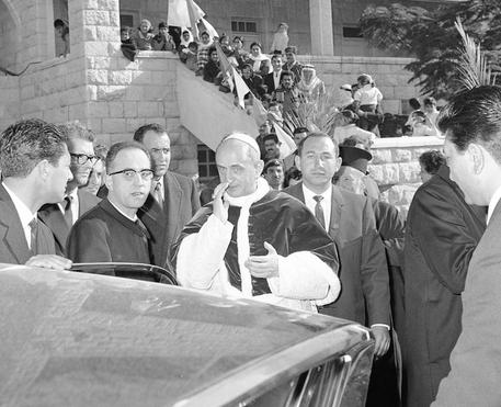Papa Paolo VI dopo la visita alla Cappella della Redenzione a Gerusalemme. 5 gennaio 1964 © ANSA 