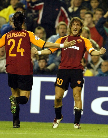 Il 30 ottobre del 2002 Francesco Totti segna il gol della vittoria sul Real Madrid al Santiago Bernabeu © ANSA 