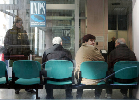 Anziani in attesa in un ufficio Inps © ANSA