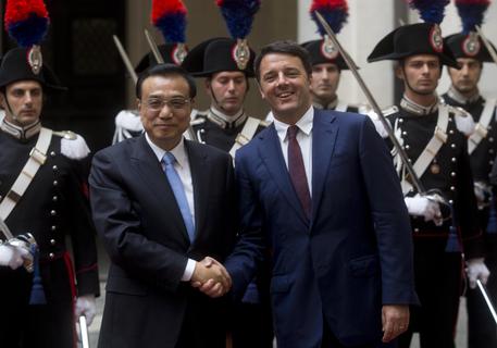 Stretta di mano tra Renzi e il premier cinese Li Keqiang © ANSA