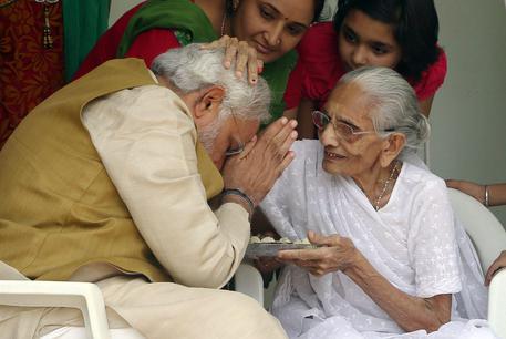 Narendra Modi e la madre Heeraben © EPA