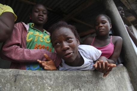 Una donna liberiana piange per la morte di un parente colpito dal virus ebola © EPA