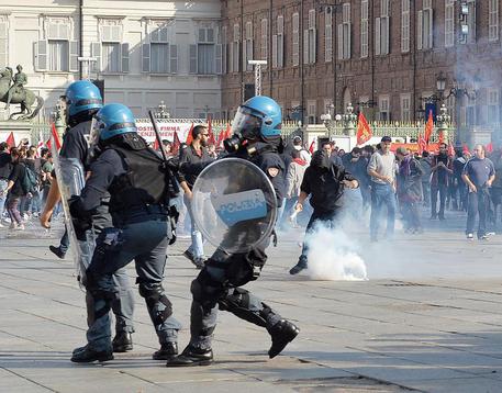 Blitz corteo studenti Torino, lacrimogeni polizia. Foto Alessandro Di Marco © ANSA