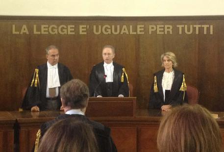 Il giudice Enrico Tranfa (in centro) mentre presidente il collegio d'appello in una foto d'archivio © ANSA 