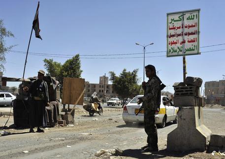 Miliziani sciiti houti creano un posto di blocco a Sanaa © EPA