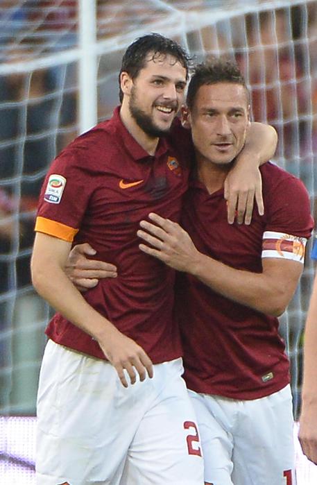 Mattia Destro (s) esulta con Francesco Totti dopo aver portato in vantaggio la Roma © ANSA