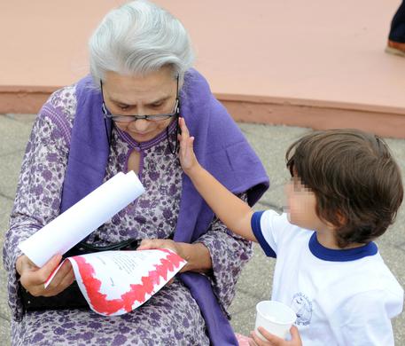 La tenerezza di un bambino nei confronti della sua nonna (foto: ANSA )