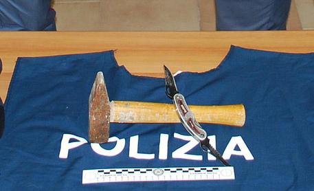 Martello e coltello sequestrati dalla Polizia all'aggressore © ANSA
