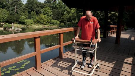Scientists make paralyzed man walk again © EPA