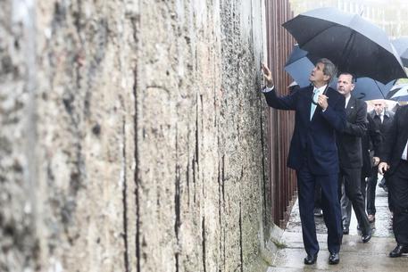 Kerry visita i resti del Muro di Berlino © EPA