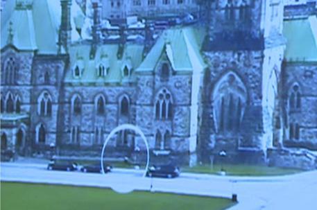 Frame dal video delle telecamere di sicurezza dell'assalto armato di Michael Zehaf Bibeau al parlamento canadese a Ottawa © EPA