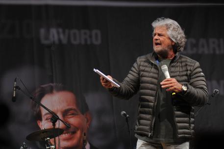 Beppe Grillo a Palermo in Piazza del Parlamento © ANSA 