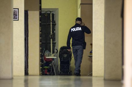 Agenti della polizia a via Carlo Felice dove una donna e due figli sono stati trovati morti all'interno della loro abitazione, Roma, 27 ottobre 2014. ANSA/MASSIMO PERCOSSI © ANSA