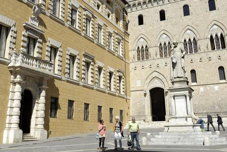 na veduta esterna di Palazzo Salimbeni a Siena, sede del Monte dei Paschi. ANSA/CARLO FERRARO © ANSA
