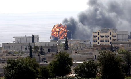 Combattimenti a Kobane, città curda in Siria ai confini con la Turchia © EPA