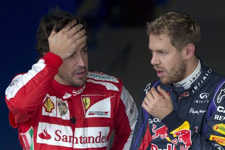 Sebastian Vettel (d) e Fernando Alonso dopo le qualifiche a Interlagos il 23 novembre 2013 © ANSA 